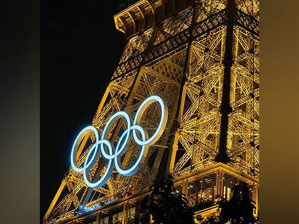 Paris 2024 के उद्घाटन समारोह से पहले ओलंपिक रंगों में जगमगाया एफिल टॉवर