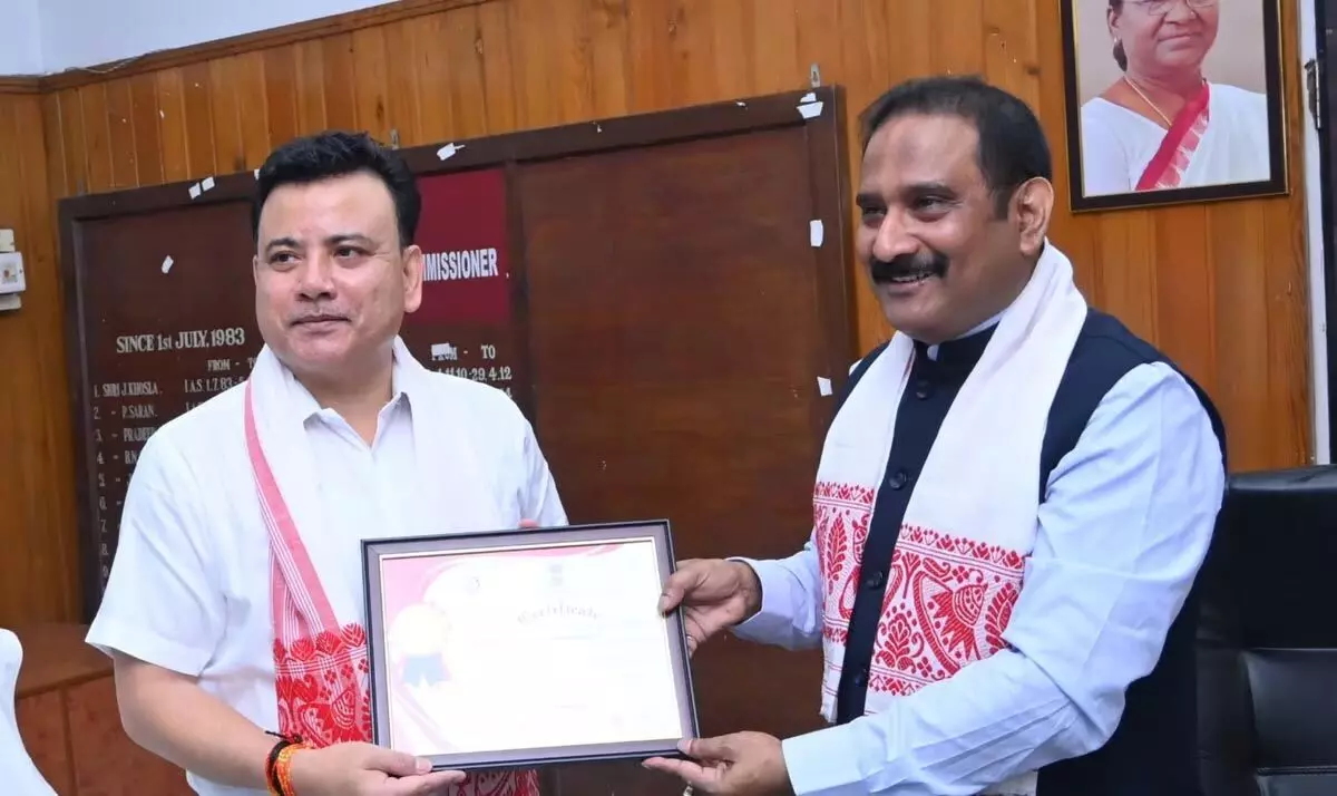 Assam : दरंग जिला आयुक्त मुनींद्र नाथ नगटे को सम्मानित किया गया
