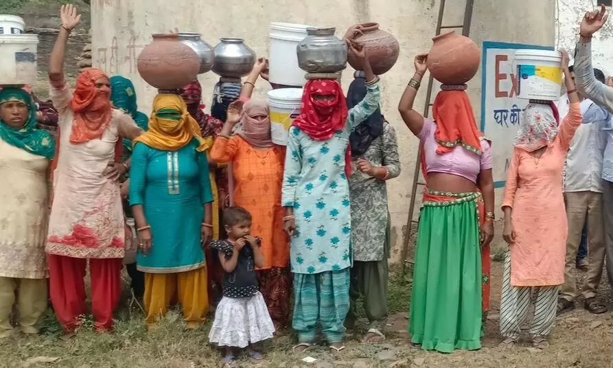 Alwar: पानी की समस्या को लेकर लोगों ने किया प्रदर्शन