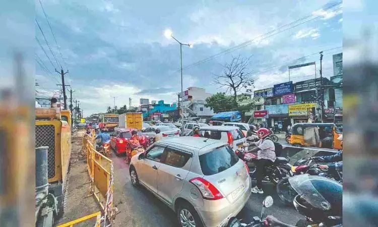 CHENNAI: ताम्बरम-वेलाचेरी रोड, यात्रियों के लिए दुःस्वप्न