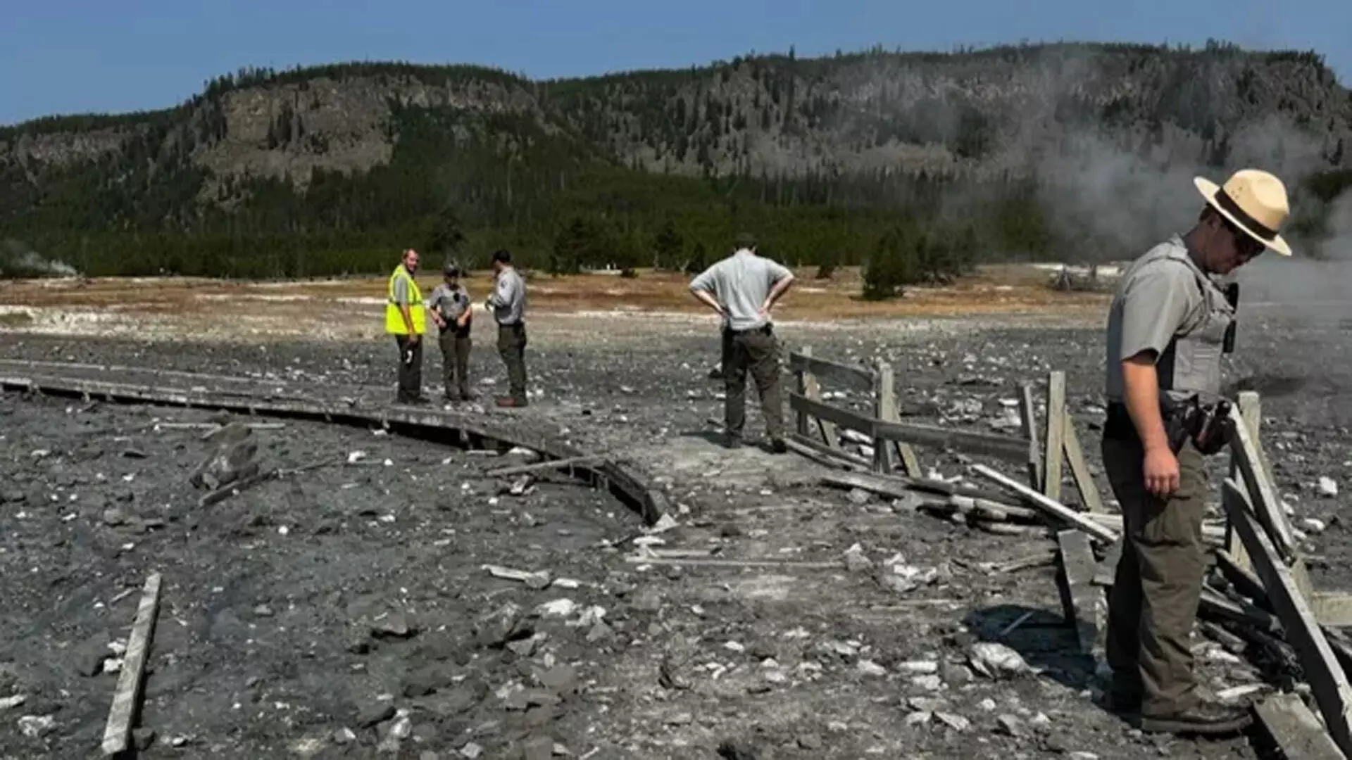 Yellowstone गीजर फटा, भाप और मलबा आस-पास के पर्यटकों पर गिरा