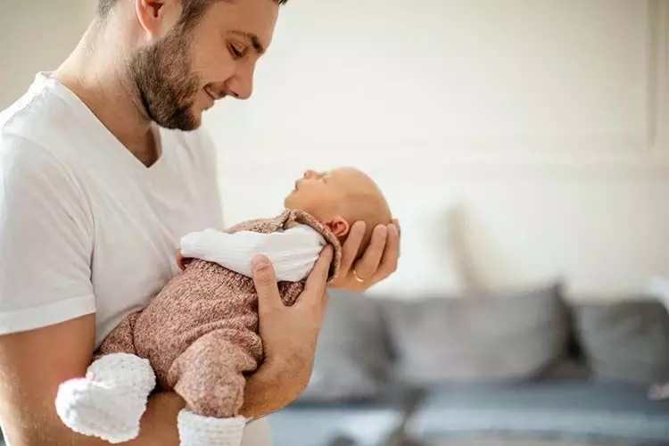 New Dads के लिए आवश्यक अभिभावकत्व सलाह