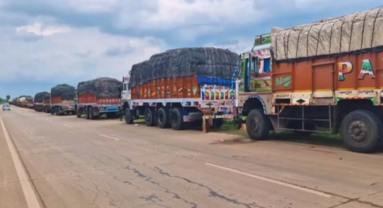 आलू से लदे ट्रक Odisha border से पश्चिम बंगाल लौटे