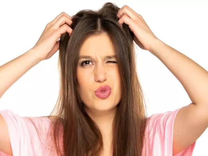 Hair Tips: सिर में हो रही खुजली से परेशान हैं तो अपनाएं ये नुस्खे
