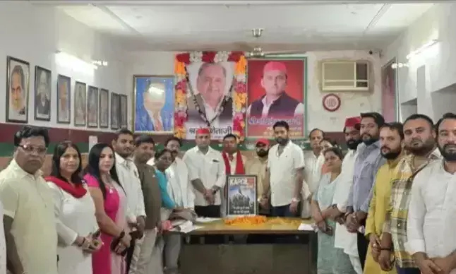 Ghaziabad: समाजवादी पार्टी कार्यालय गाजियाबाद में कारगिल विजय दिवस मनाया गया