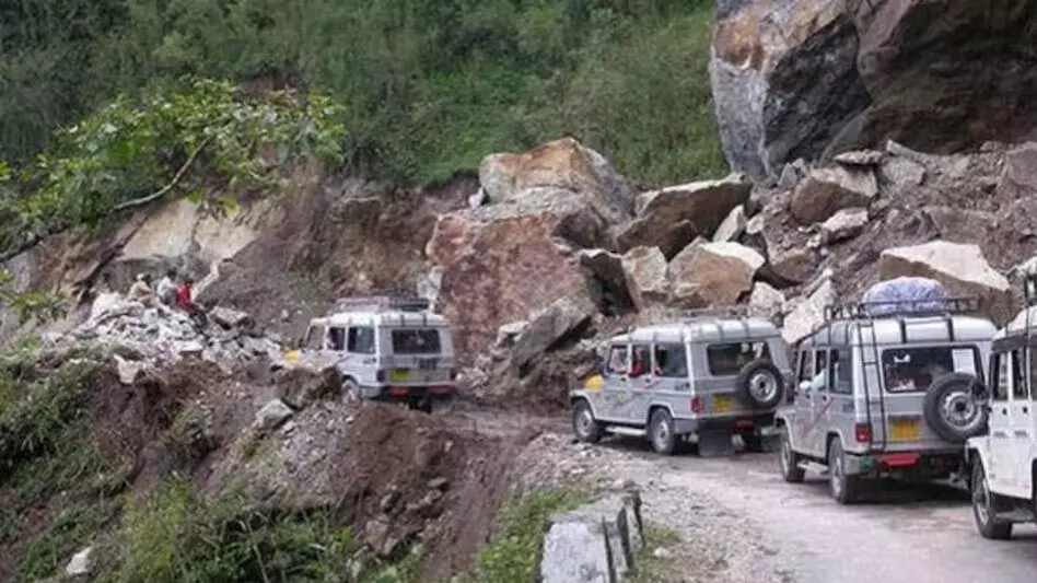 Sikkim : भूस्खलन के कारण बाधित राष्ट्रीय राजमार्ग 10 को छोटे वाहनों के लिए