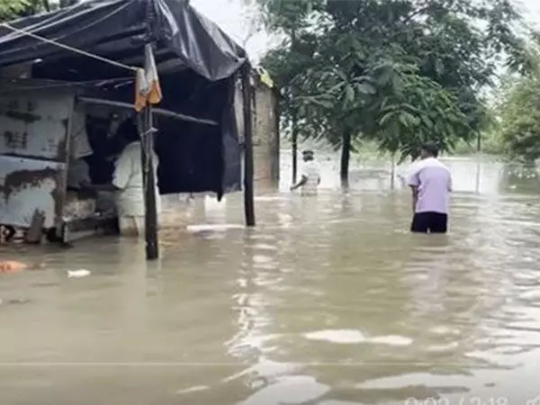 Gujarat के नवसारी में भारी बारिश से बाढ़ जैसे हालात