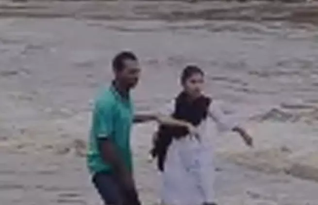 बहादुर युवक ने बाढ़ के बीच फंसी छात्रा की बचाई जान