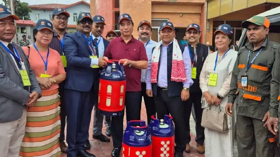 Mizoram के मुख्यमंत्री लालदुहोमा को इंडियन ऑयल से उन्नत मिश्रित एलपीजी सिलेंडर प्राप्त हुआ