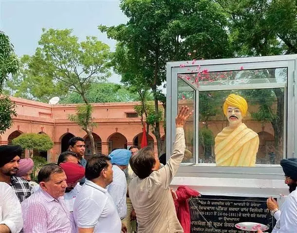 Phagwara: ‘ओम जय जगदीश हरे’ के रचयिता की प्रतिमा का अनावरण किया
