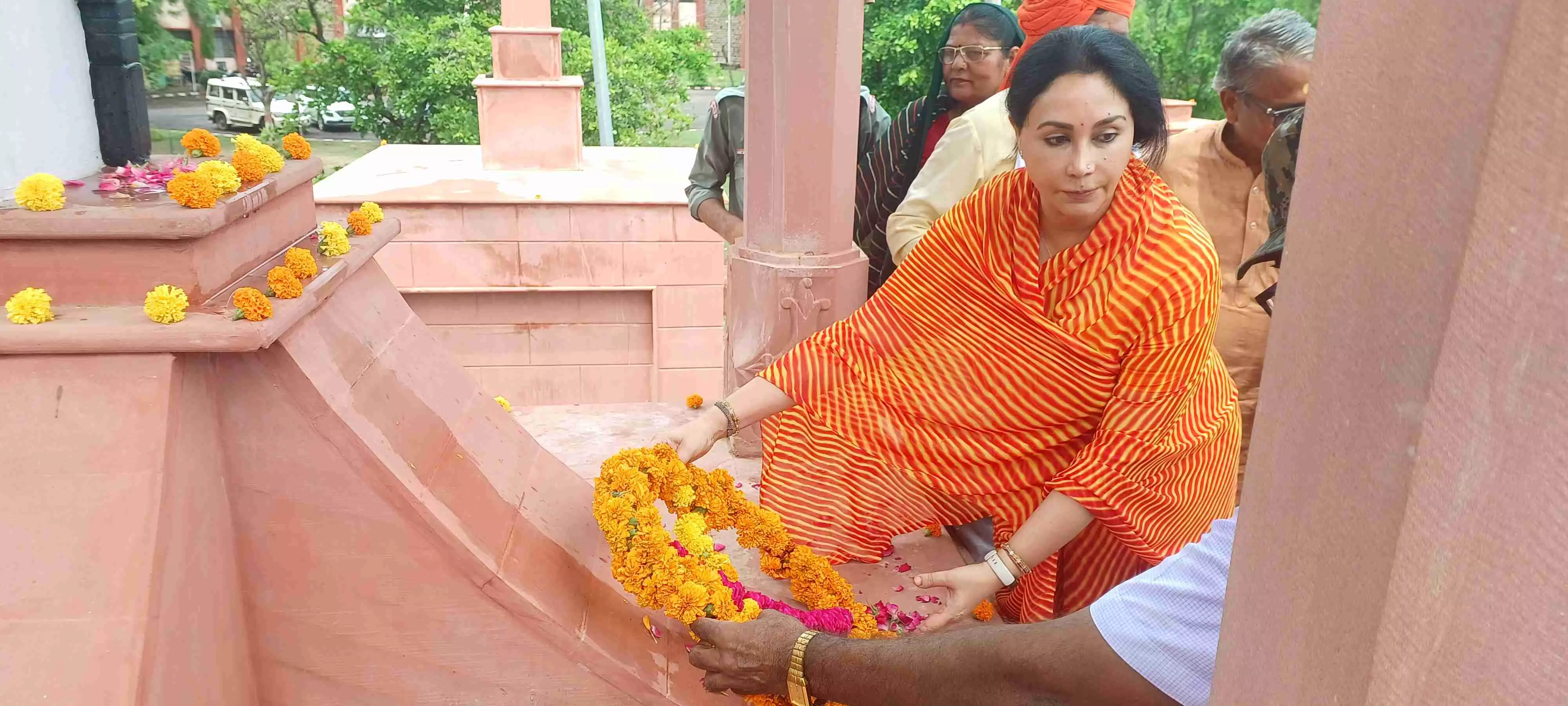 Dausa उपमुख्यमंत्री दिया कुमारी ने पुष्पचक्र र्अपित कर शहीदों को किया नमन