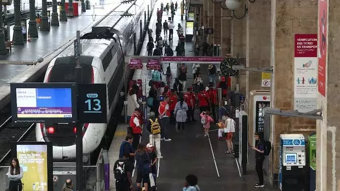 Olympics शुरू होने से कुछ घंटे पहले ट्रेनों में तोड़फोड़