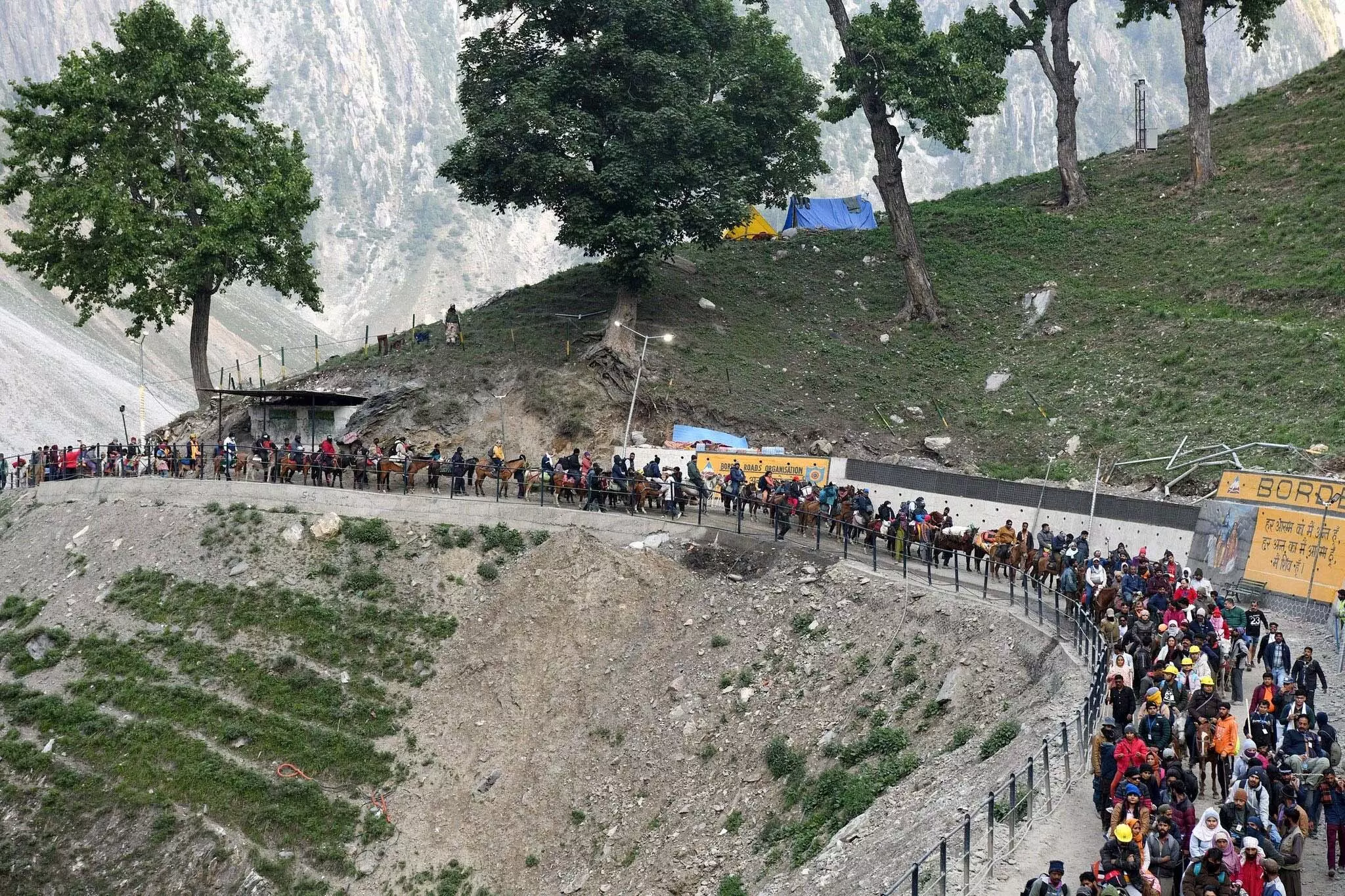 Jammu आधार शिविर से 2,500 से अधिक तीर्थयात्री अमरनाथ के लिए रवाना हुए
