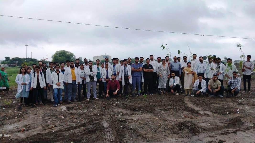 Malvanchal यूनिवर्सिटी में कारगिल विजय दिवस पर लगाए गए 2 हजार पौधे