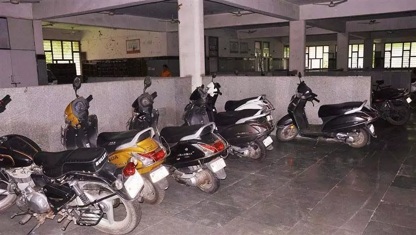 Amritsar: स्वास्थ्य संस्थान का ओपीडी प्रतीक्षा क्षेत्र पार्किंग स्थल में तब्दील