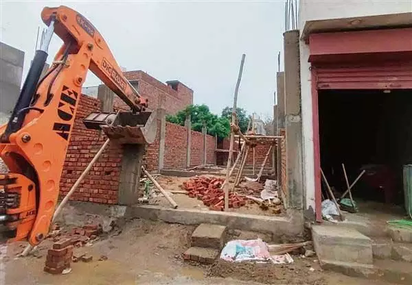 Ludhiana: नगर निगम ने चार अवैध कॉलोनियों और 10 दुकानों को ढहाया