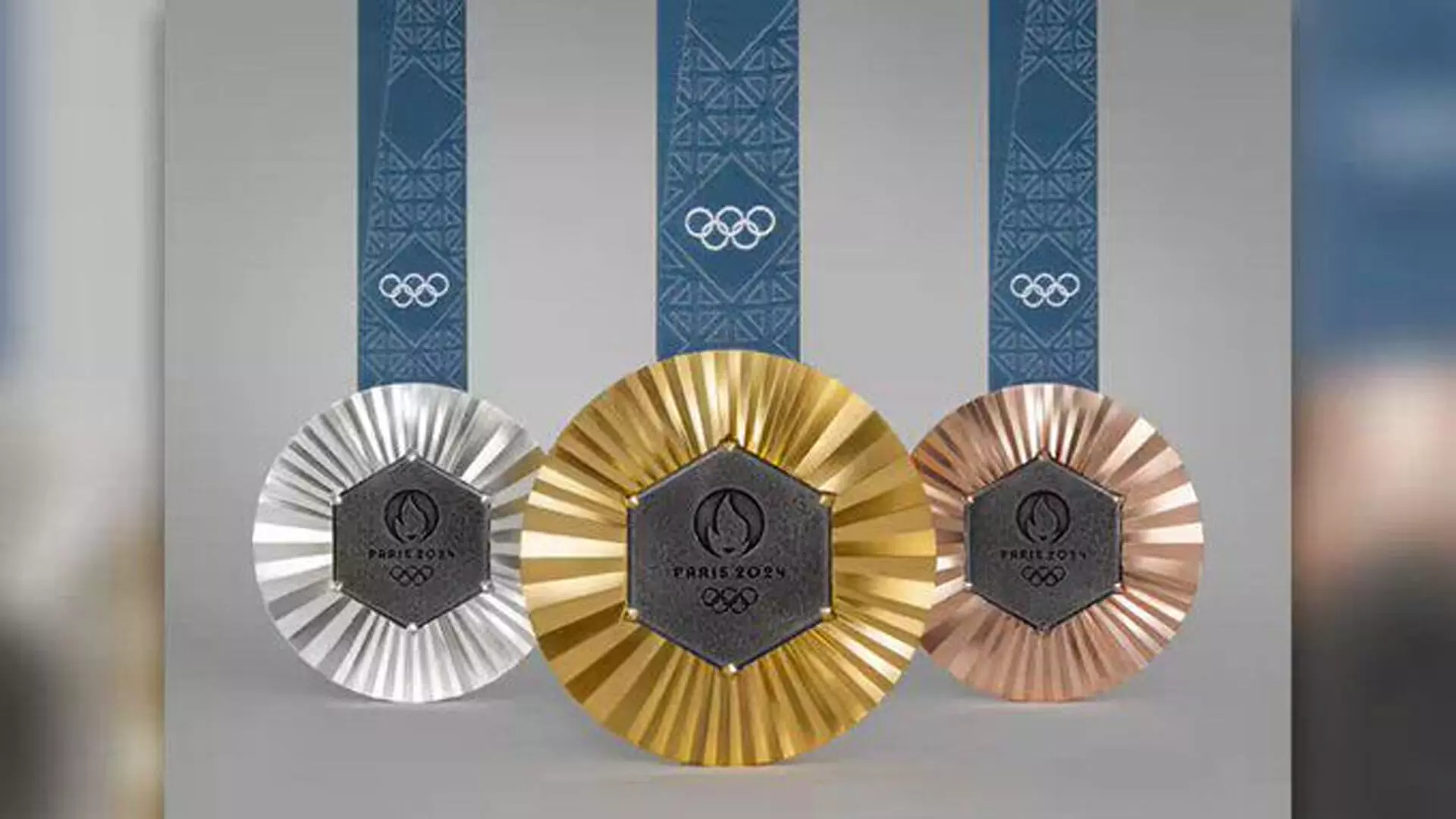 Paris Olympics 2024 के पदकों में एफिल टॉवर का लोहे का टुकड़ा होगा