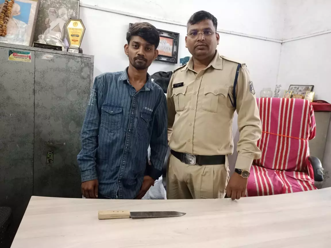 Raipur Breaking: मंगल बाजार में चाकू लेकर घूमते बदमाश गिरफ्तार