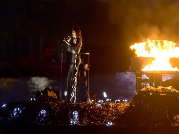 Paris Olympics Opening Ceremony: जूलियट अरमानेट ने गीत इमेजिन प्रस्तुत किया