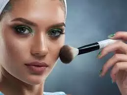 Makeup Tips: पसीने से जल्दी निकल जाता है मेकअप, इन टिप्स को करें फॉलो