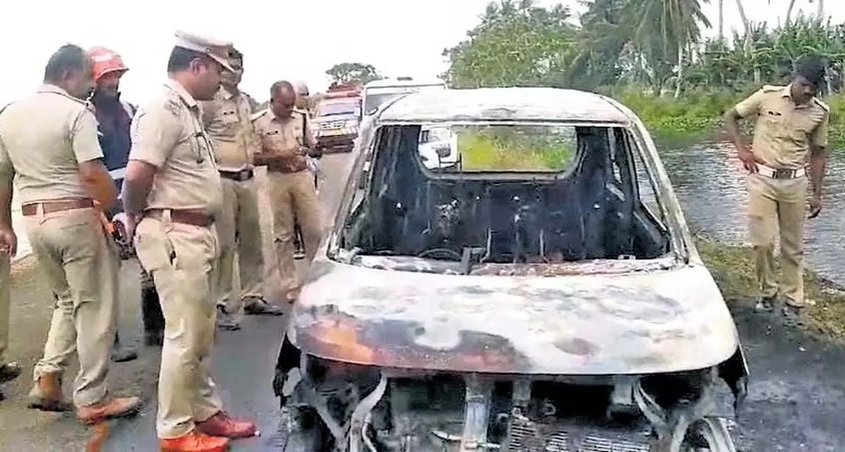 Kerala : केरल में कार में आग लगने से दंपत्ति की जलकर मौत, पुलिस ने की आत्महत्या की पुष्टि