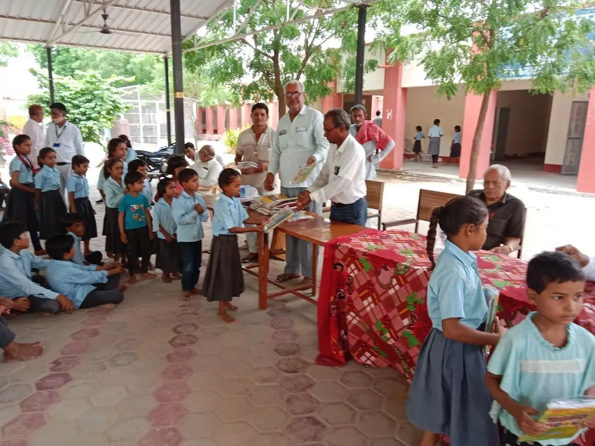 Bikaner: धर्मशाला ट्रस्ट ने स्कूली बच्चों को दी पाठ्य सामग्री