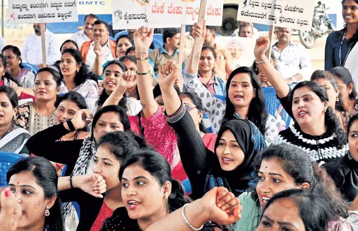 Karnataka : बेंगलुरु में ब्यूटीशियन बेहतर वेतन और काम करने की स्थिति के लिए विरोध प्रदर्शन कर रहे