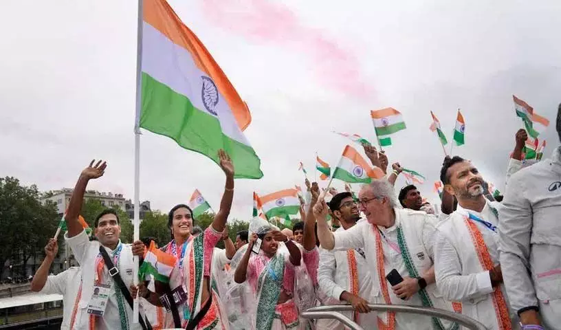 Paris Olympics:सिंधु, शरत ने शानदार उद्घाटन समारोह में भारत की अगुआई की