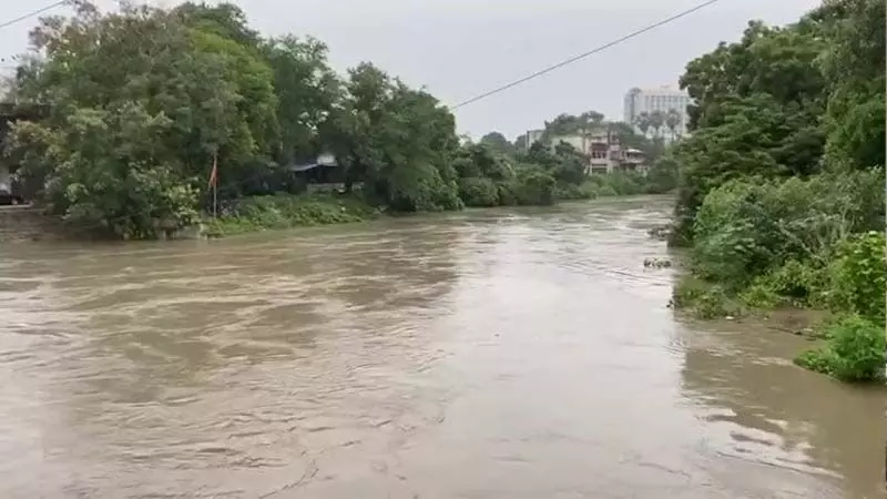 Gujarat  : वडोदरा में विश्वामित्री नदी खतरनाक स्तर से नीचे गिरते हुए निचले इलाकों को देती है राहत