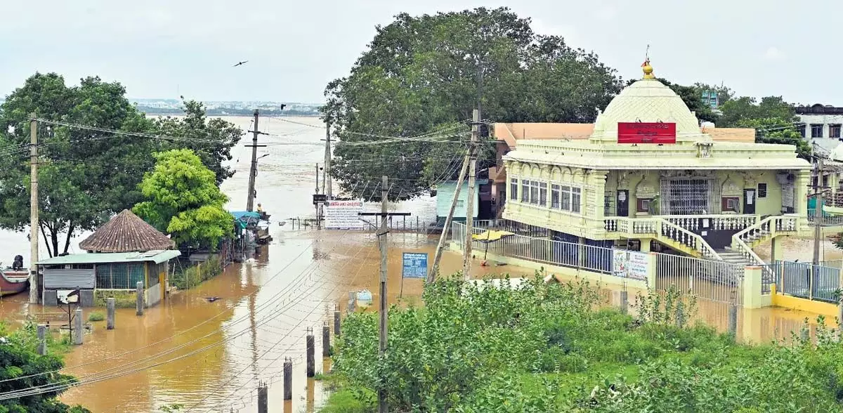 Andhra  : गोदावरी नदी का जलस्तर खतरे के निशान से 0.5 फीट दूर होने के कारण अधिकारियों ने हाई अलर्ट जारी किया