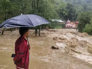 Uttarakhand  निवासी भारी बारिश नदियों में बाढ़ सड़कों बह गए