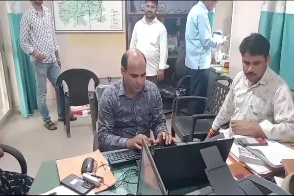 Bharatpur: एसीबी ने सीएमएचओ का असिस्टेंट 30 हजार की रिश्वत लेते ट्रैप किया