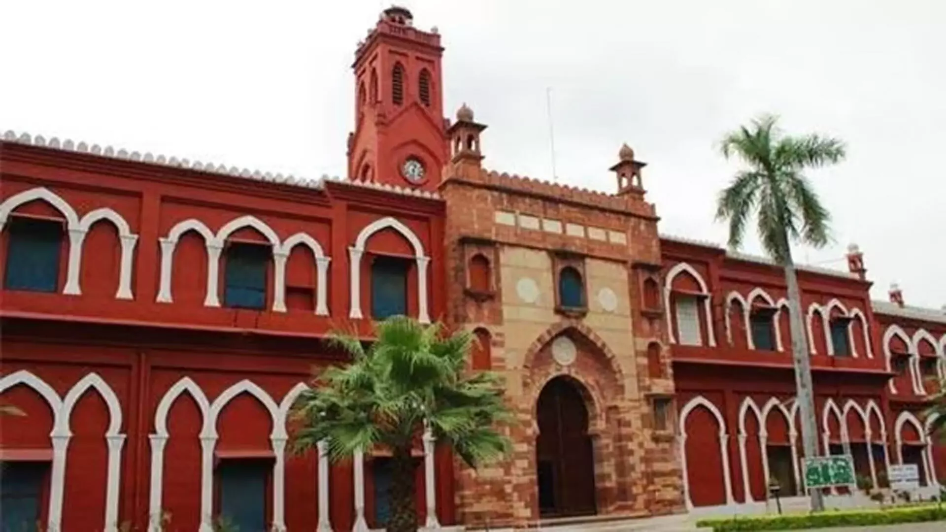 Aligarh मुस्लिम विश्वविद्यालय के छात्रावास खाली करने के आदेश पर PhD छात्रों की तीखी प्रतिक्रिया