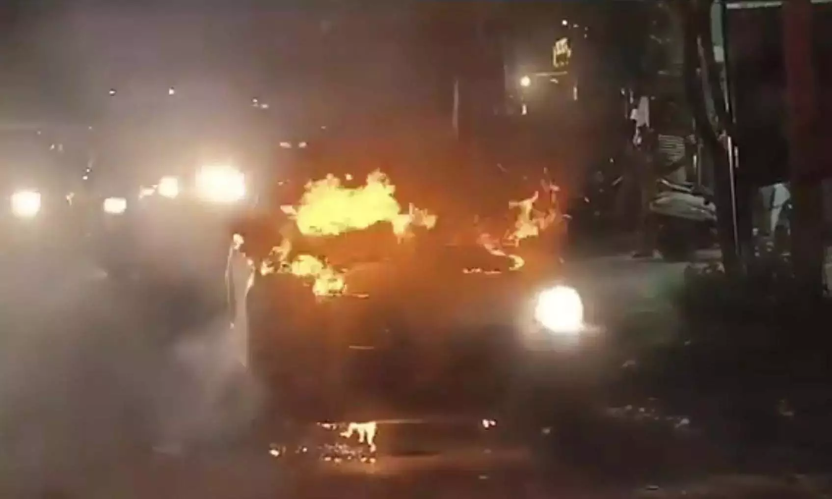 Kukatpalli के पास शॉर्ट सर्किट के कारण कार में लगी आग