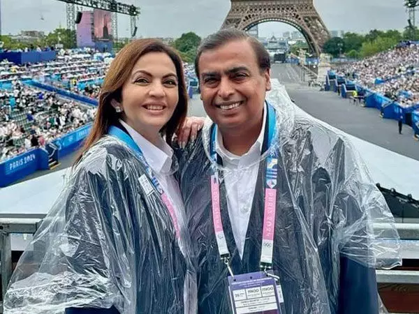 Nita Ambani, Mukesh Ambani पेरिस ओलंपिक के उद्घाटन समारोह में शामिल हुए