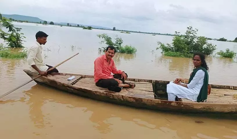 Mancherial: बाढ़ प्रभावित लोग देशी नावों का उपयोग करने को मजबूर
