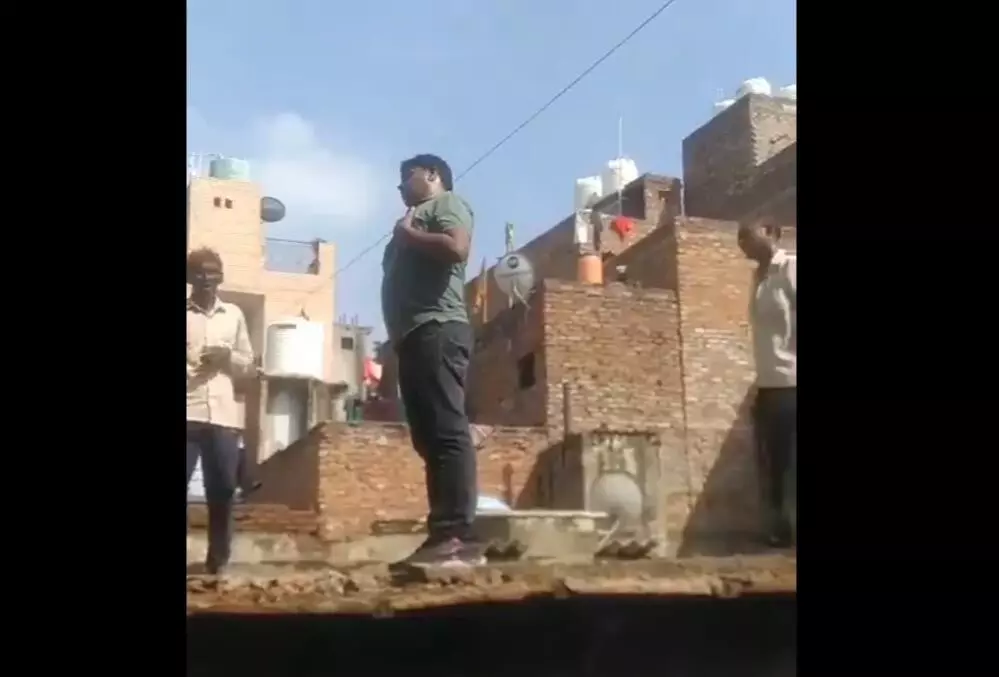 लड़की को छत से नीचे फेंकने का LIVE वीडियो, ये VIDEO देखकर कांप जाएगी आपकी रूह
