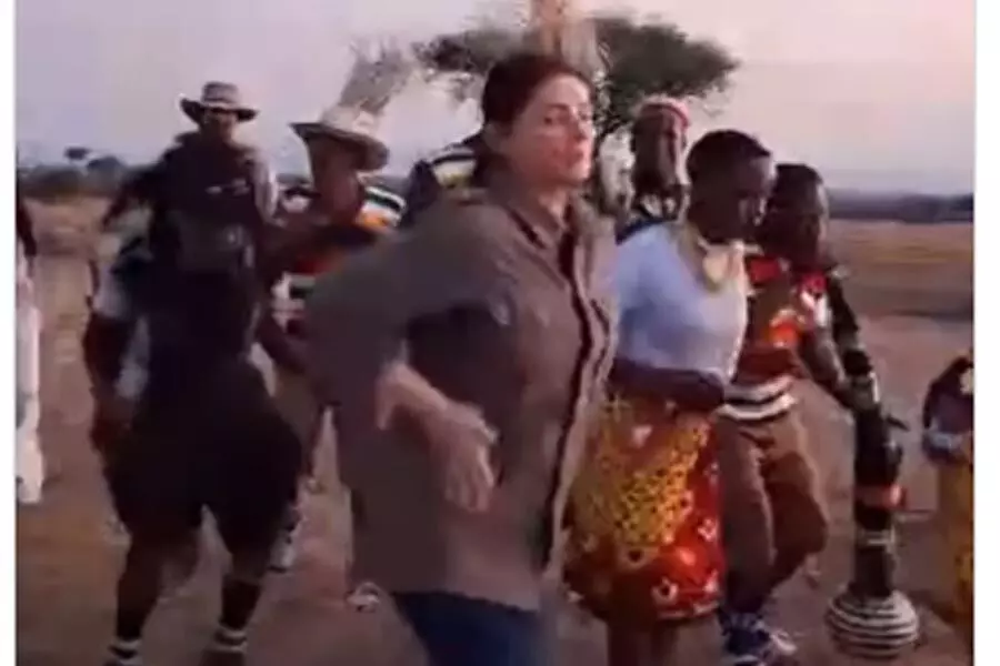 Akshay Kumar, Twinkle Khanna ने आदिवासियों के साथ डांस किया