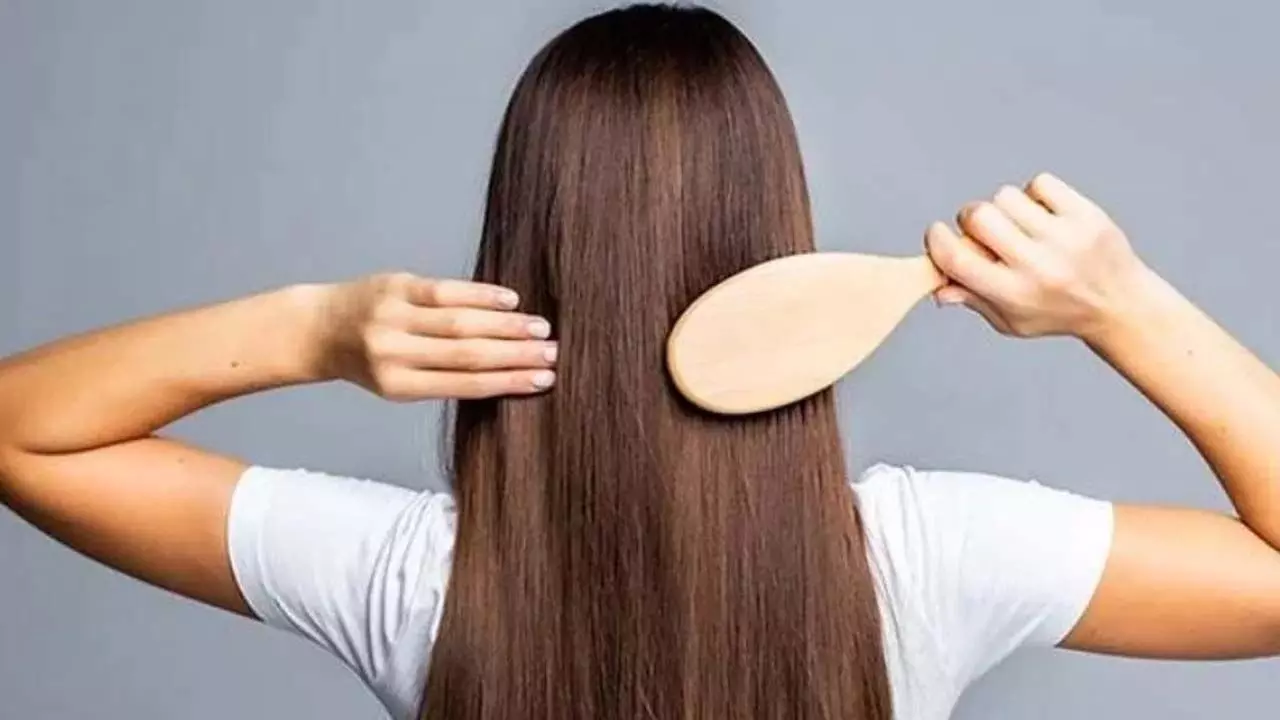 Hair Care: कंघे की वजह से भी बढ़ सकते हैं सफेद बाल, जाने कैसे?