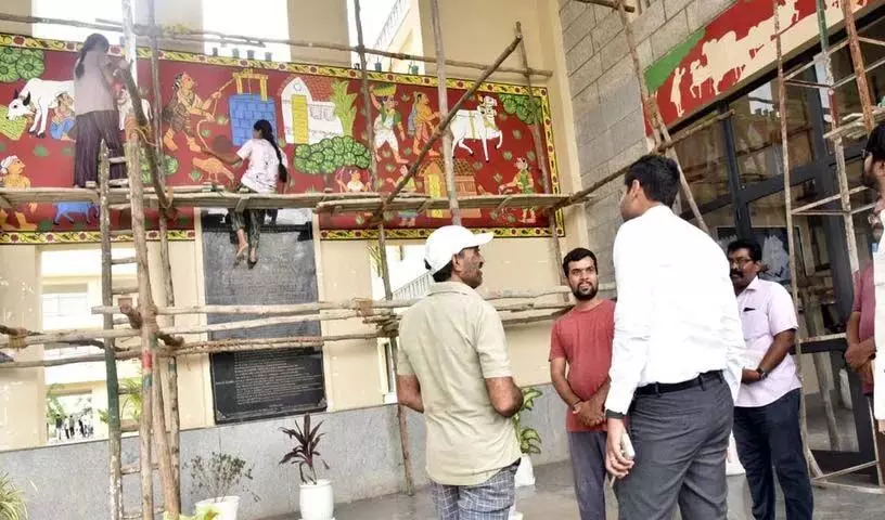 Khammam कलक्ट्रेट को चेरियाल नकाशी कला से सजाया जा रहा