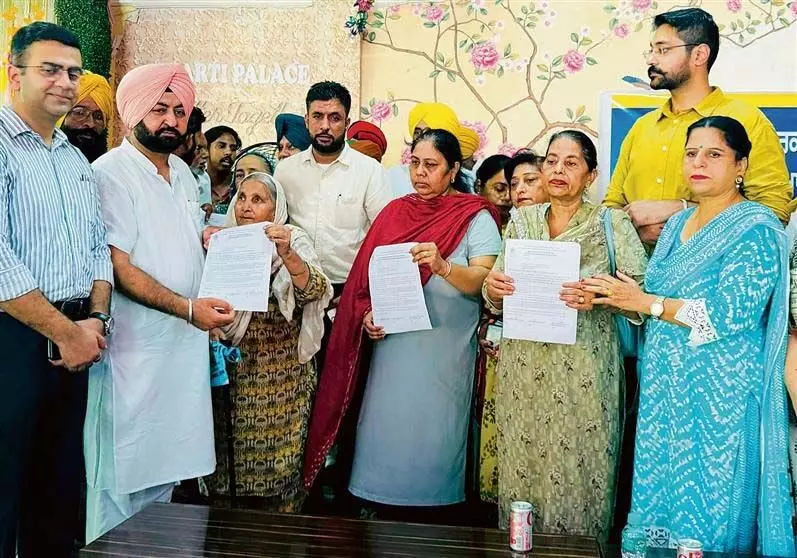 Hardeep Singh Mundiyan ने कैंप में लाभार्थियों को सौंपे स्वीकृति पत्र