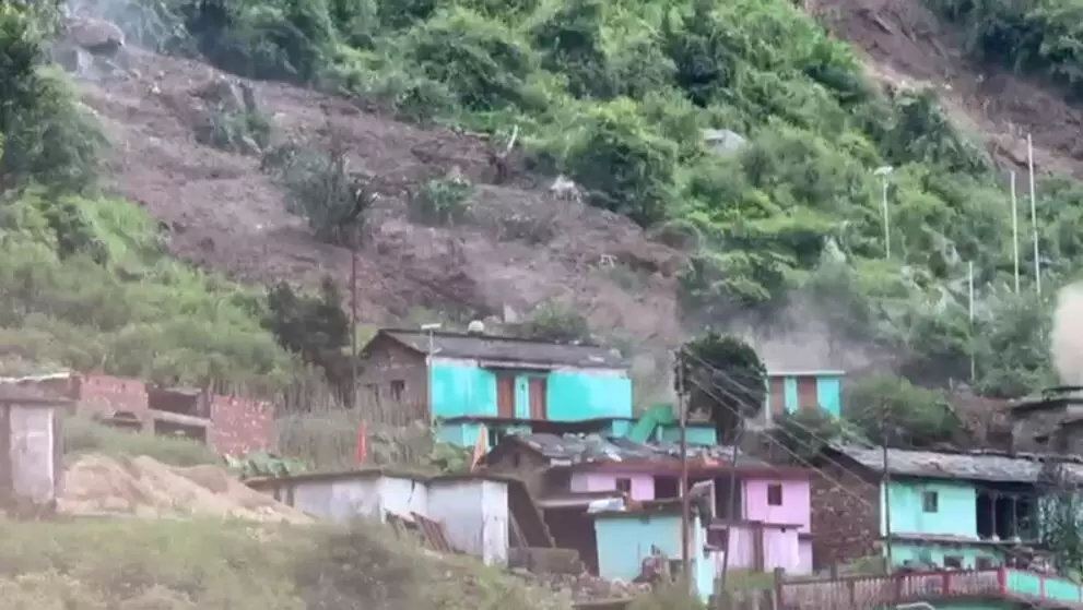 Budhakedar  के तिनगढ़ गांव में फिर हुआ भूस्खलन, मलबे में दबे 15 आवासीय मकान