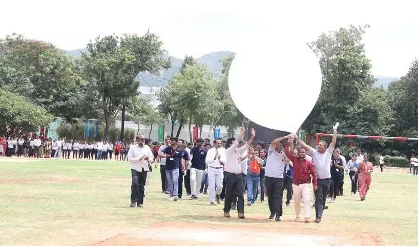गुब्बारा उपग्रह - MBUSAT-1 को लॉन्च करने के लिए हाथ मिलाया