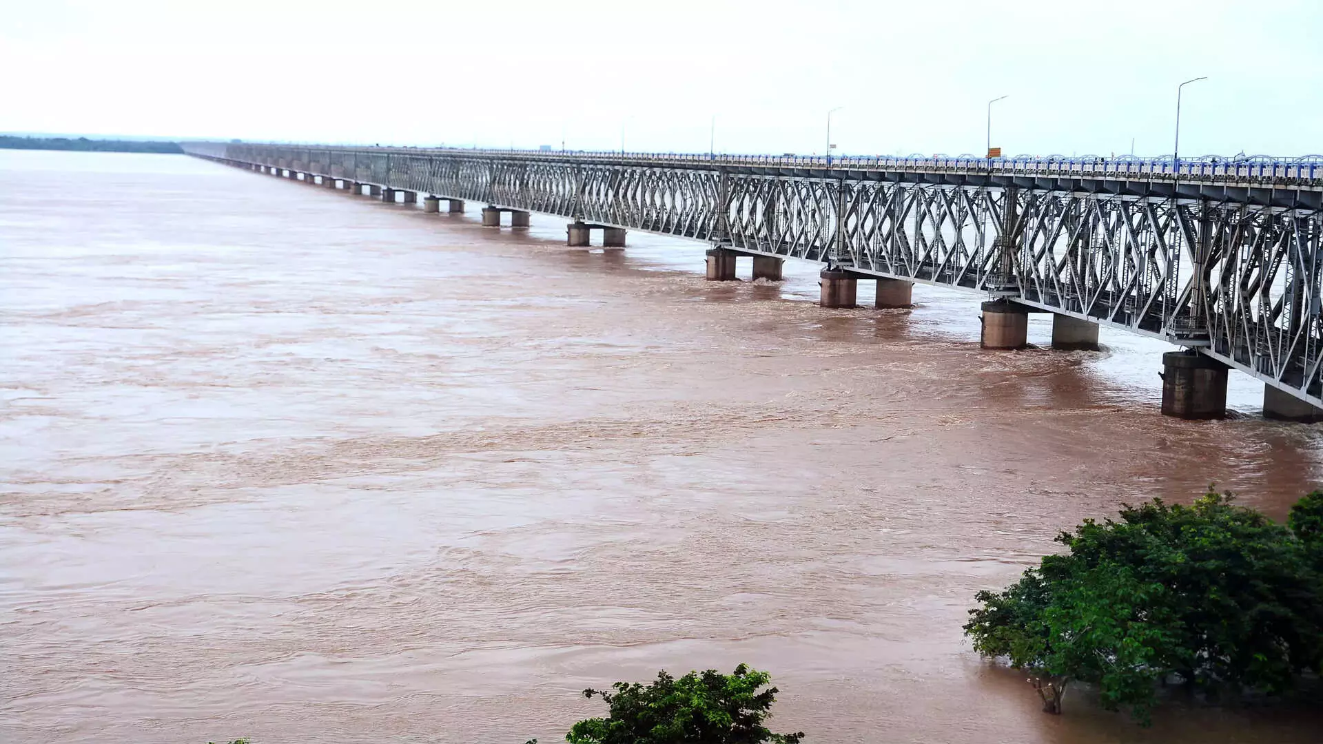 Godavari नदी का जलस्तर 53 फीट तक पहुंचने के कारण 8,000 लोगों को निकाला गया
