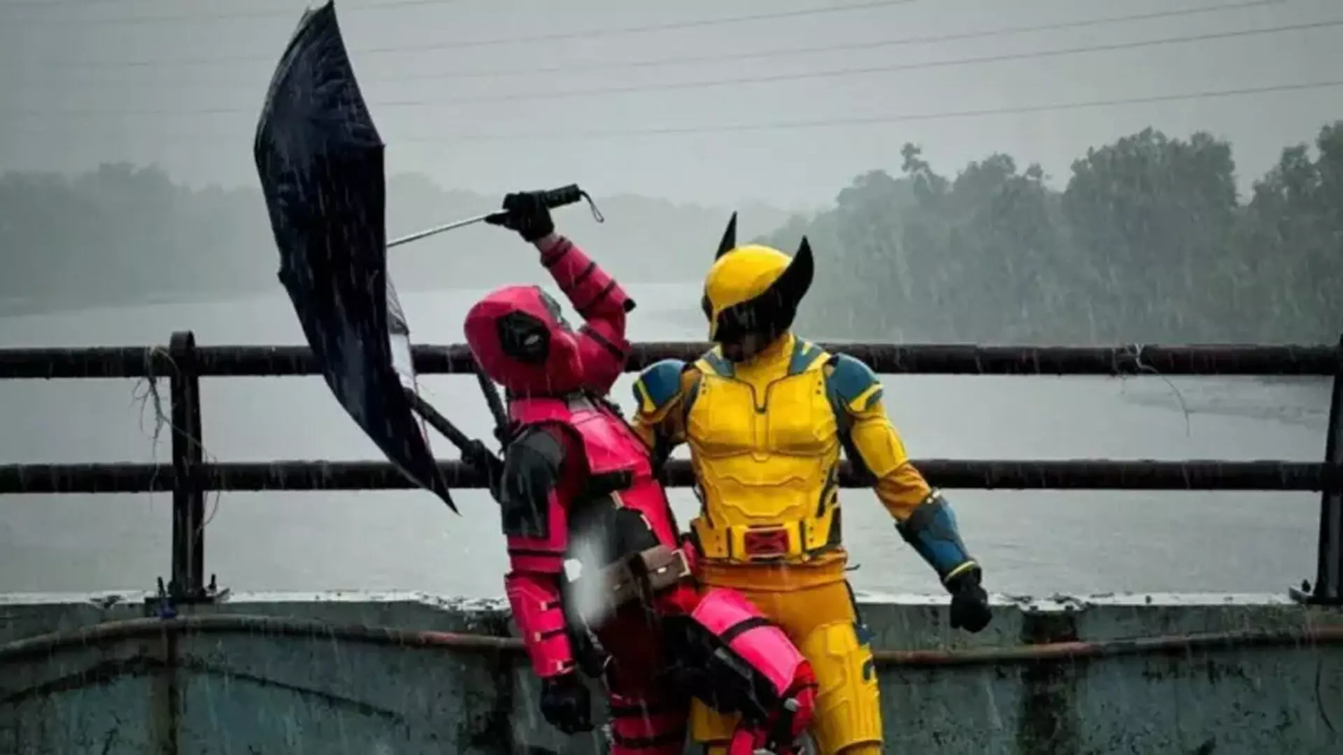 Deadpool और Wolverine ने मुंबई की बारिश का लुत्फ़ उठाया, वीडियो...