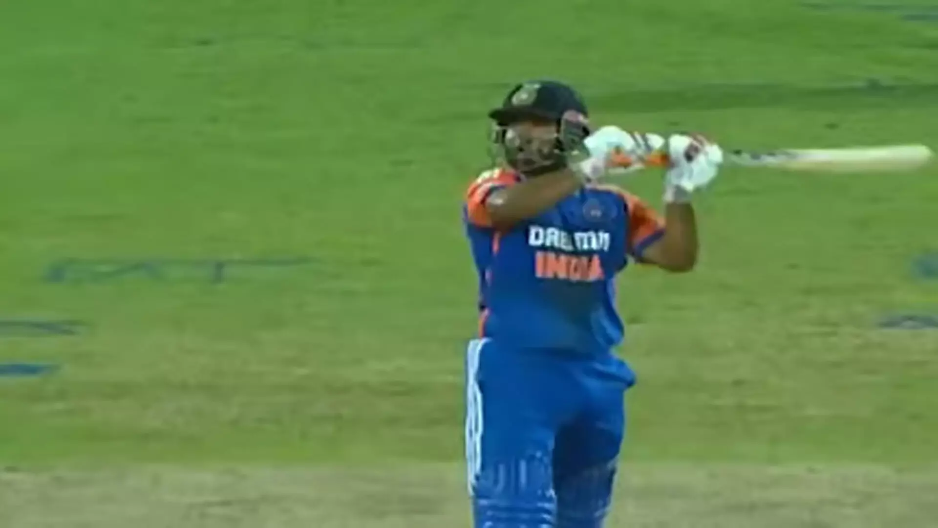 Rishabh Pant ने टी20 मैच में एमएस धोनी जैसा हेलीकॉप्टर शॉट खेला, वीडियो...