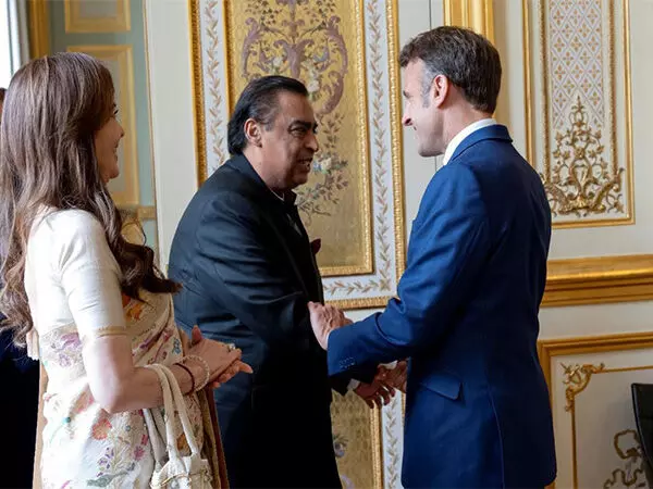 IOC सदस्य  Nita Ambani, उद्योगपति मुकेश अंबानी ने पेरिस में फ्रांसीसी राष्ट्रपति मैक्रों से मुलाकात की