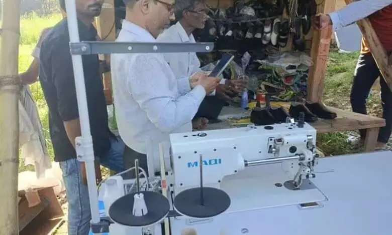 UP News: राहुल गांधी के दौरे के बाद यूपी के मोची को मिली ‘सिलाई मशीन’