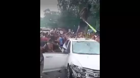 Noida: तीर्थयात्री को टक्कर मारने के बाद कांवड़ियों ने कार में तोड़फोड़ की