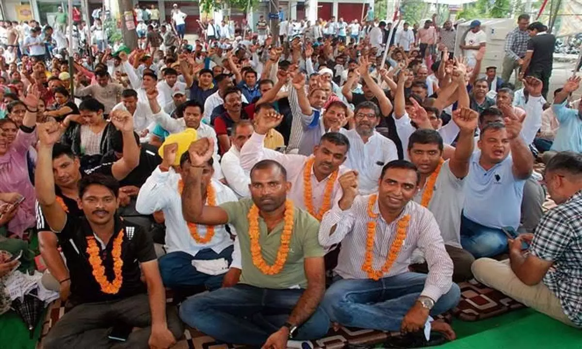 Haryana: आउटसोर्स कर्मचारियों ने भूख हड़ताल शुरू की